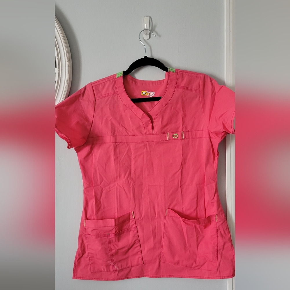 NWOT wonder flex pink scrub top Small